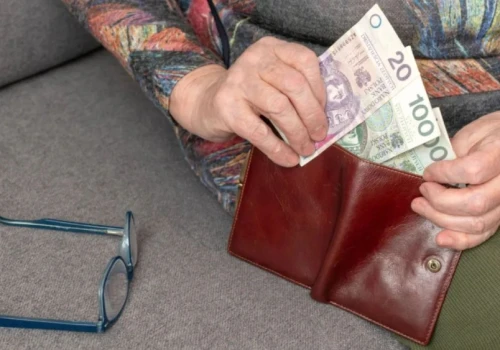Emerytura zwalnia z opłat abonamentu RTV. Ale jest jeden haczyk