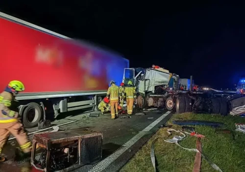 Groźne zdarzenie na S7 w kierunku Warszawy. Zderzenie ciężarówek i wywrócona laweta