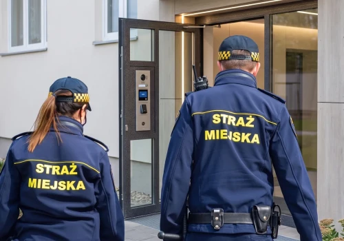 Zarejestrowałeś? Był obowiązek. Straż miejska może zapukać już o 6 rano. Za brak jednego wpisu grozi 5000 zł