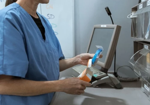 Technik farmaceutyczny coraz bardziej potrzebny w ochronie zdrowia. Liczba pracowników spada, a wymagania rosną