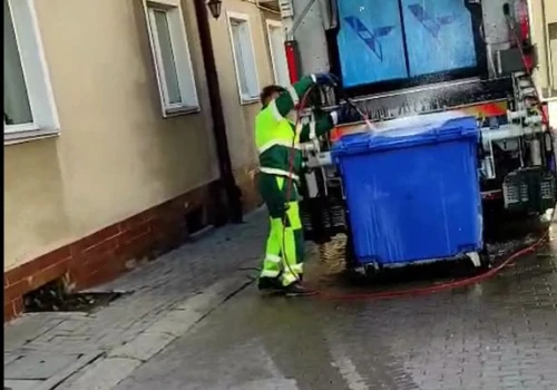 Detergenty i popłuczyny z kubłów wprost do kanalizacji burzowej i pod oknami mieszkańców