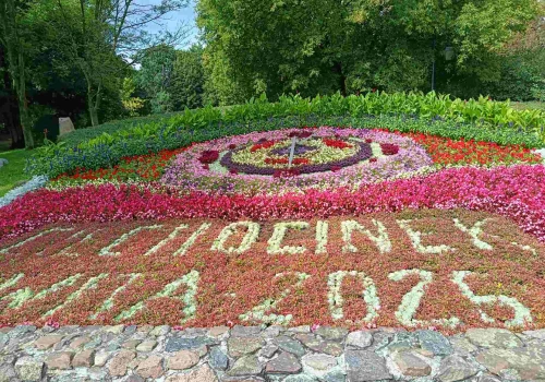 Zegar Kwiatowy w Ciechocinku. Żywa tarcza, która od ponad 90 lat zmienia się razem z porami roku