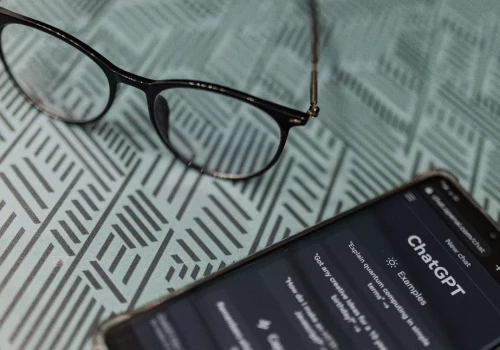 Chatbot znał właściwe zalecenie, ale ulegał użytkownikowi. Test porad dotyczących bezdechu sennego