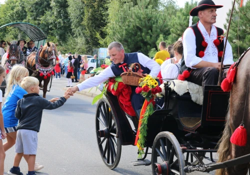 Skoczów w rytmie dożynek. Barwny korowód przyciągnął mieszkańców | FOTO, WIDEO