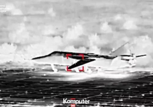 Ukraina pokazał atak na lotnisko na Krymie. Dron trafił bombowiec Su-24