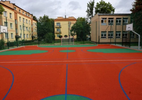Nowe boisko i bieżnia przy SP13 już gotowe. Stary beton to przeszłość!