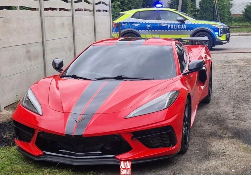 Corvette bez przedniej tablicy zwróciła uwagę policji. Kierowca odpowie przed sądem