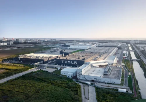 Gigafabryka w Szanghaju zwalnia, a Tesla sięga po rabaty. Tylko do końca września