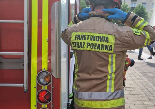 Seniorka w Tychach straciła przytomność. Służby weszły do mieszkania, wezwała je córka