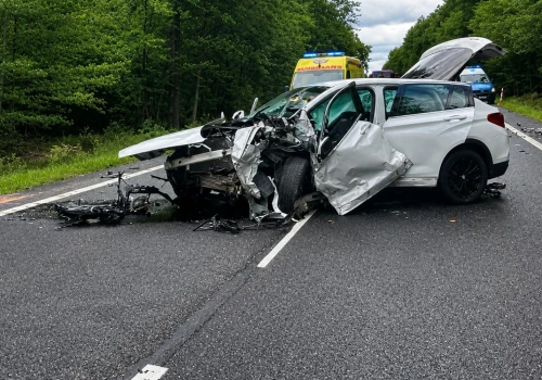 Czołowe zderzenie na DK9. Zginęły dwie osoby, a kierowca BMW zniknął po ucieczce ze szpitala!