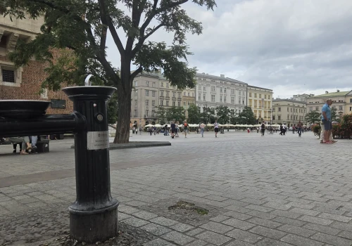 W kranówce siła, ale gdzie jej szukać? Krakowianie chcą więcej darmowej wody na ulicach