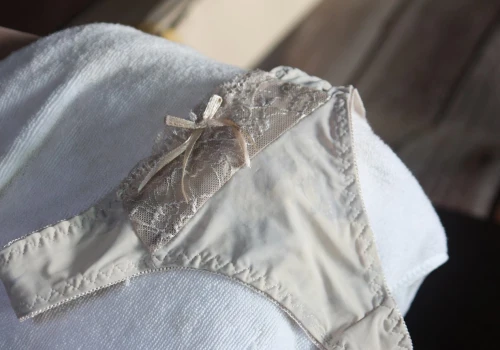 Białe czy zielone? Ginekolożka wyjaśnia, jaki kolor majtek jest najlepszy na co dzień