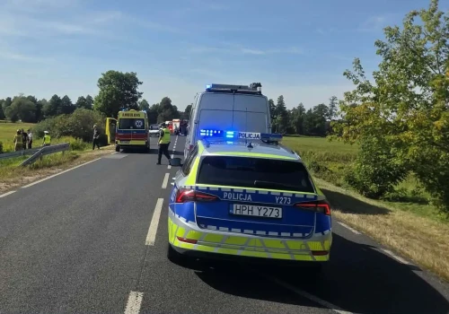 Poważny wypadek na Mazowszu. Cztery osoby trafiły do szpitala, droga całkowicie zablokowana