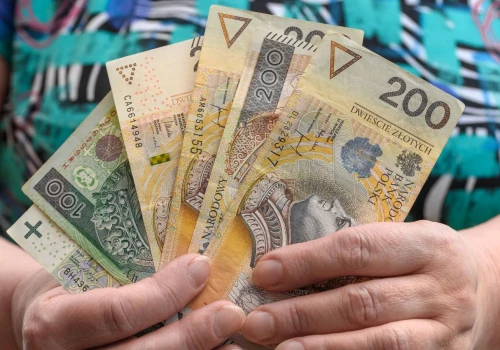 Skończyłaś 56 lat? ZUS wypłaci ponad 4200 zł świadczenia przedemerytalnego. Wystarczy spełnić 2 warunki