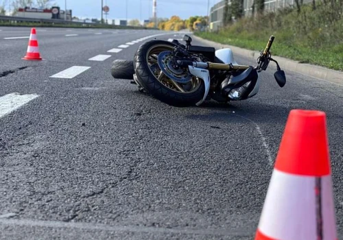 Dramatyczny wypadek w Rożnowie. Trwa walka o życie motocyklisty, droga zablokowana
