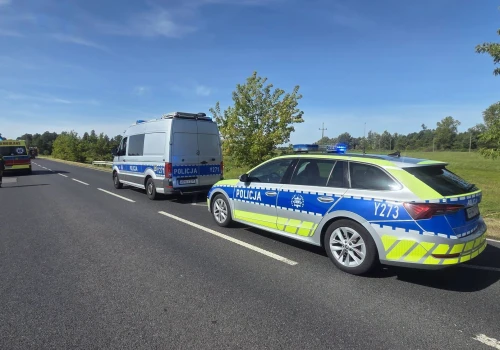 Groźny wypadek na DK62 w Popłacinie. Cztery osoby trafiły do szpitala, droga była całkowicie zablokowana