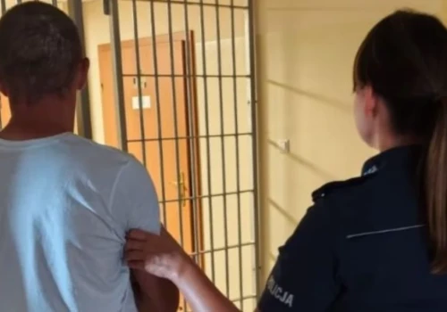 Wybili szybę w aucie, żeby wyciągnąć uciekiniera. Zatrzymanie obywatela Mołdawii