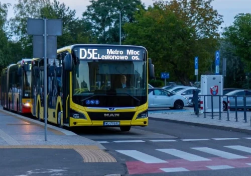 Strzelali z wiatrówki do autobusu w Legionowie. Wystrzał wybił przednią szybę
