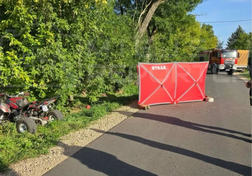 Śmiertelny wypadek na quadzie. Wyjechał z posesji, stracił panowanie uderzył w skarpę i wjechał w drzewo