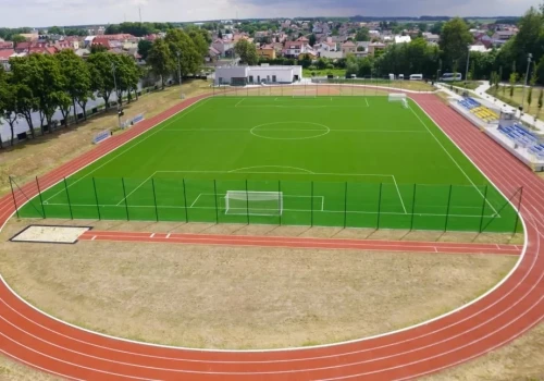 Krzysztof Binaś pyta o koszty stadionu i promocję gminy. Burmistrz Ciechanowca podał kwoty