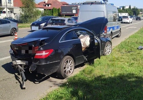 Dwa wypadki i kolizja z udziałem czterech aut w Rzeszowie. Rowerzysta i motocyklistka w szpitalu