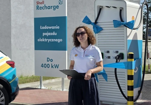 Shell odda do użytku 60 ultraszybkich ładowarek z mocą 400 kW. Jest już BIAŁYSTOK, jest POZNAŃ, są MARKI