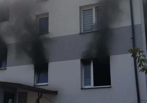 Pożar mieszkania przy ul. Zapolskiej w Zielonce. Dwie osoby trafiły do szpitala.