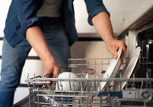 Szklanki wyglądają jak oprószone kredą? Zanim zmienisz tabletki, sprawdź jedno ustawienie zmywarki