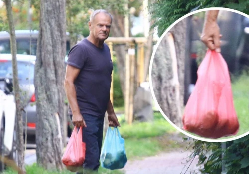 Premier Tusk dźwiga torby z jabłkami. Taki mąż to skarb