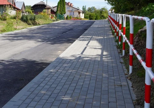 Jest nowy chodnik i szersza droga. Duża inwestycja w Starym Żmigrodzie