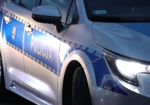 Awantura w krakowskim hostelu. 31-latek uszkodził drzwi i zaatakował policjanta