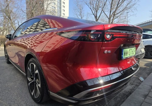 Mazda upraszcza 6e. Zamiast dwóch wersji jest jedna – 560 km zasięgu i ładowanie 200 kW