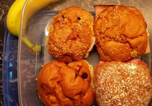 Śniadaniówkowy wyścig matek. Od rollsów z łososiem po muffinki z płatków owsianych