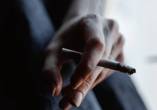 Palenie zwiększa ryzyko samotności? Nowe badanie objęło ponad 50 tys. osób z 15 krajów Europy