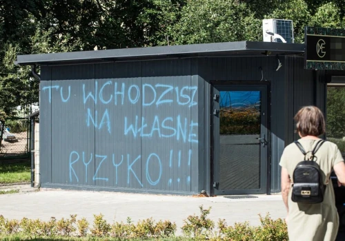 Nietypowe „ostrzeżenie” przed jednym z olsztyńskich salonów fryzjerskich. Właścicielka mówi o wymuszeniu