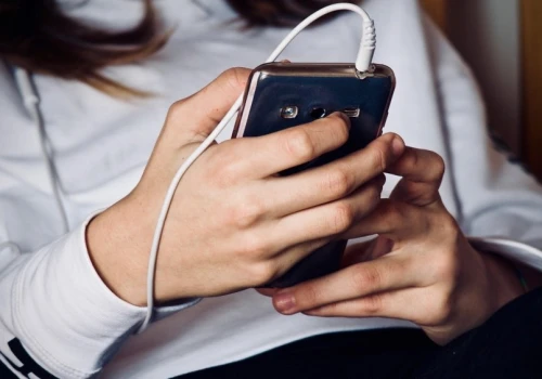 W jakich sytuacjach dziecko może mieć telefon w szkole? Nowe przepisy zaskoczyły wielu rodziców