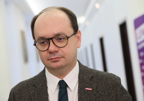Sezon na L4 coraz bliżej. MRPiPS wyjaśnia zasady zwolnień lekarskich i co wolno pracownikowi