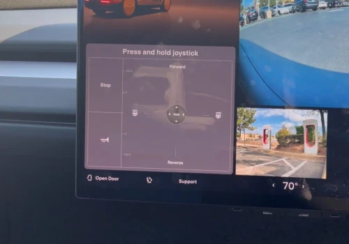 Tesla Cybercab nie ma kierownicy, ale może być sterowana z poziomu dotykowego ekranu