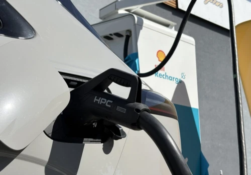 Shell postawi 60 nowych stacji ładowania 400 kW. 25 ma działać jeszcze w tym roku!
