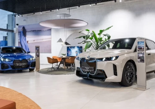Jak praca jako asystent sprzedaży otwiera drzwi do motoryzacyjnego świata marek premium?