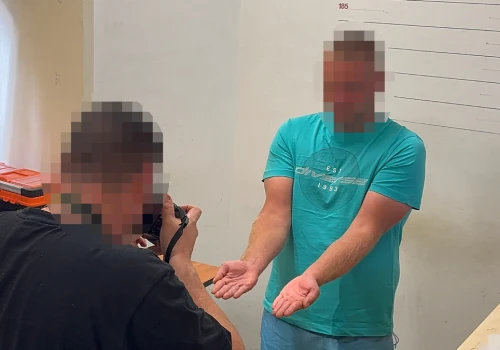 Polak uderzył Ukraińca pięścią w głowę i uciekł. 20-latek stracił przytomność (wideo)