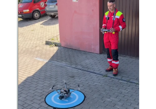 Dron z defibrylatorem w OSP w Siarach. Będzie ratował życie w trudnym terenie