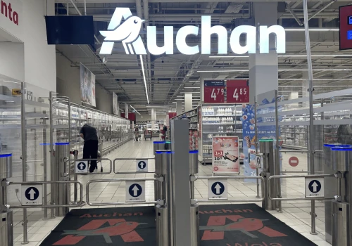 Pilny komunikat Auchan. Sieć wycofuje popularny ser, wykryto bakterię
