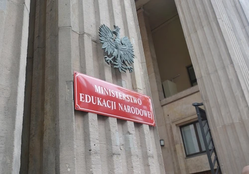 MEN skierowało do konsultacji projekt zmian w KN dotyczący postępowań wyjaśniających i dyscyplinarnych prowadzonych wobec nauczycieli. „Zmiany odpowiadają na postulaty związków”