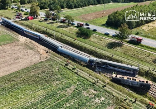 Katastrofa kolejowa pod Radomiem. Ciężarówka wjechała pod pociąg. Wielu rannych
