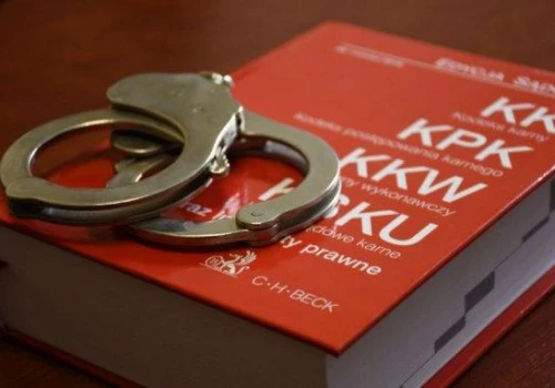 Wyszedł z więzienia i zaatakował. 84-latek zmarł po pobiciu przez recydywistę