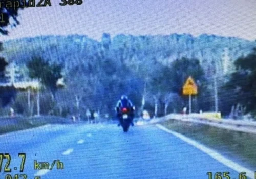 Pędził motocyklem 172 km/h na krajówce. 45-latek stracił prawo jazdy