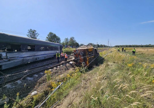 Katastrofa kolejowa. Pociąg Intercity wykoleił się po zderzeniu z ciężarówką, są ofiary (ZDJĘCIA)