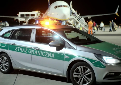 Awantura na pokładzie samolotu do Polski. Pięciu pasażerów wyprowadzono po lądowaniu