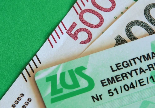 Legitymacja emeryta i rencisty to nie tylko zniżki. Te 3 szczególne przywileje mogą zaskoczyć